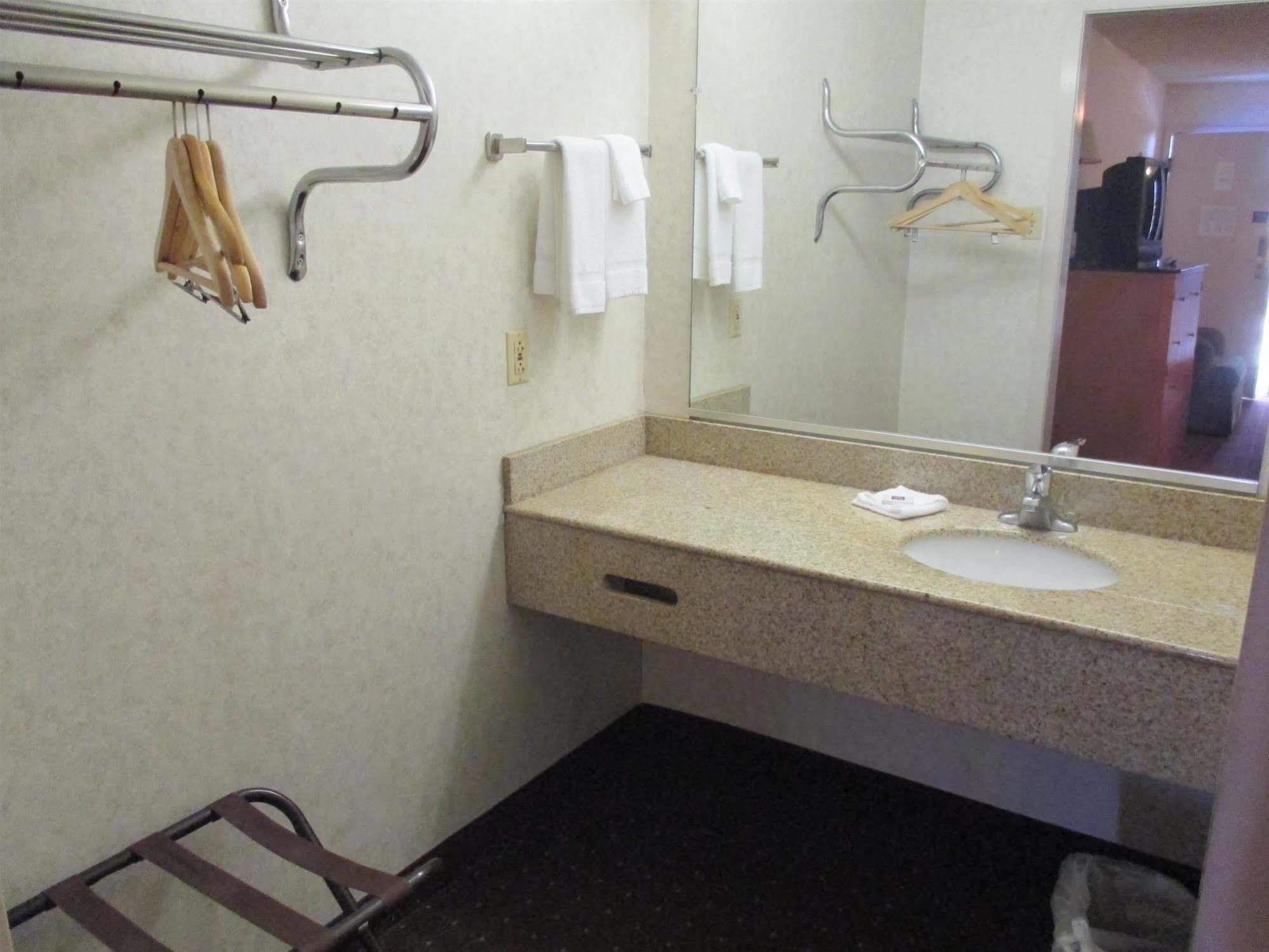 Rodeway Inn Brooklawn ภายนอก รูปภาพ